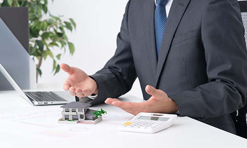 経験豊富なスタッフが市場動向を即座に分析し、最適な売却戦略を提案。広告展開や内覧調整などもスピーディーに進め、売主様の大切な時間を無駄にしません。迅速さと細やかな対応で、お客様のご要望にお応えしながら、理想的な売却を実現します。